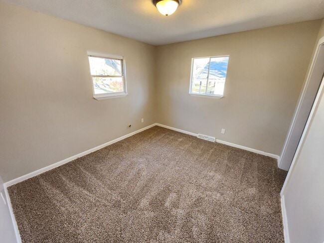Building Photo - Spacious 3-Bedroom, 1-Bathroom Home AVAILABLE NOW!!
