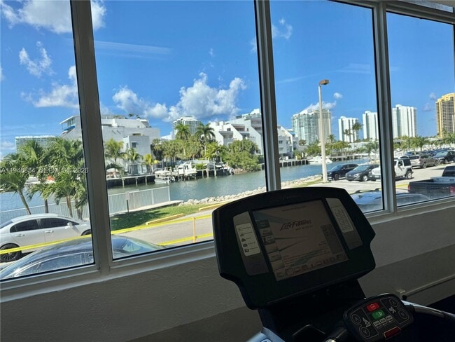 Building Photo - 400 Kings Point Dr