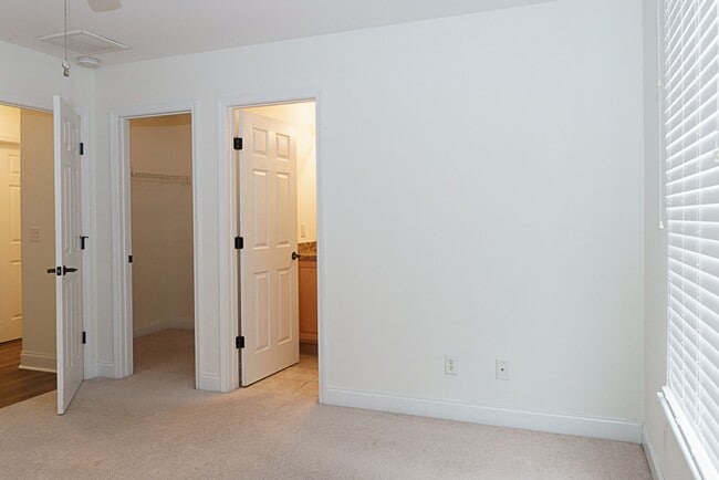Building Photo - Three Bedroom House with Gated Backyard