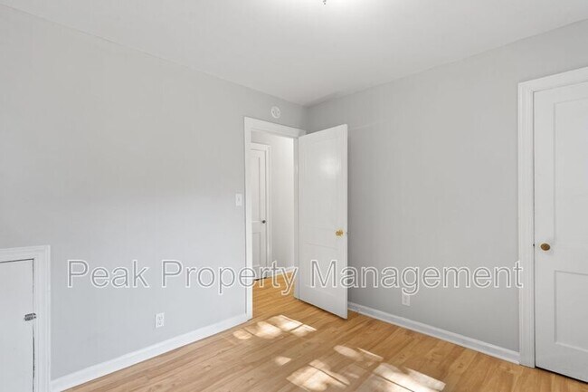Building Photo - 115 S Holly Ave