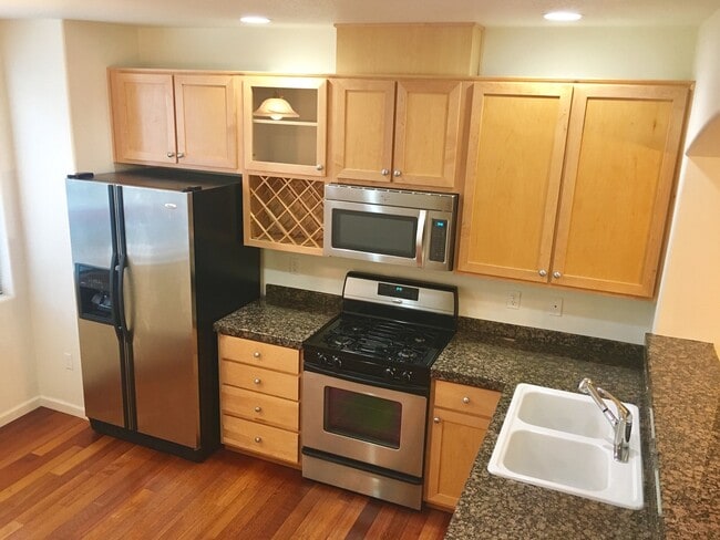 Building Photo - Stylish 2br/2.5ba Townhome with garage and AC in great Beaverton location