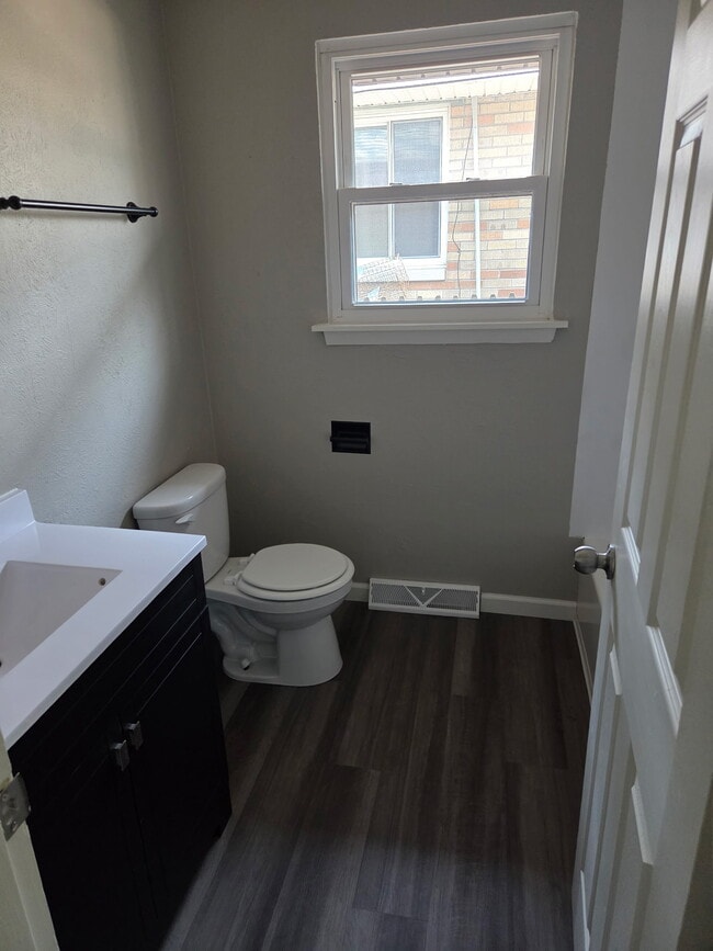 Building Photo - 1022 W Thrush Ave