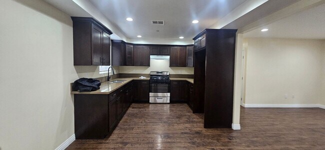 Building Photo - 75(611)