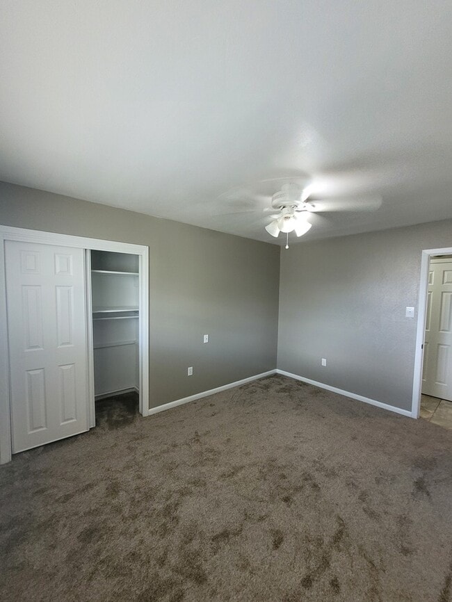 Building Photo - Move in ready 3 bed 2 bath home with 2 car...