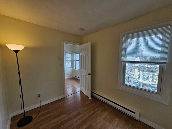 Building Photo - 464 Meridian St