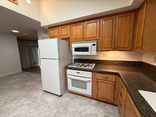 Building Photo - Great 3 Bedroom Walking Distance to American River