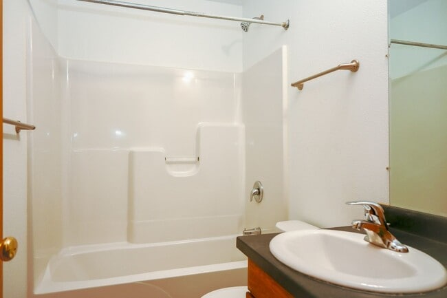 Building Photo - Huge 5 Bed 2 Bath Home for Rent! Great Loc...