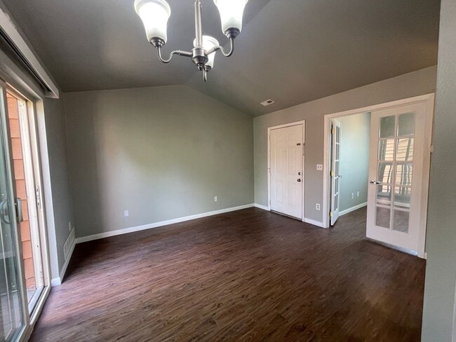 Building Photo - Super 1 Bedroom Condo in Perfect Condition!