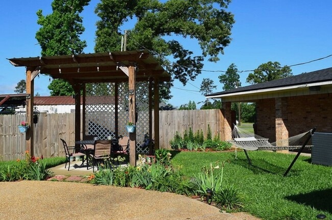 Building Photo - 878 W Hawthorne Rd