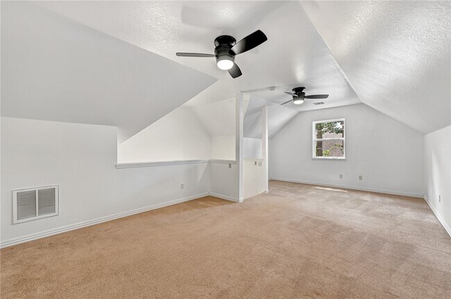 Building Photo - 903 N Quail Terrace