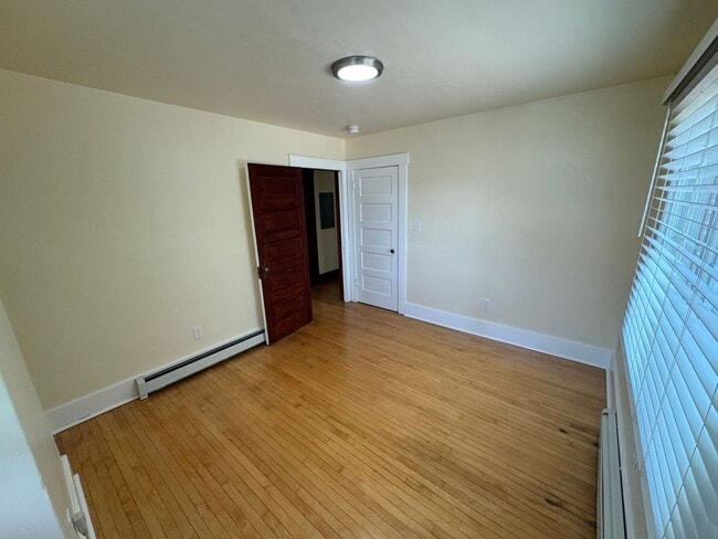 Building Photo - Fully updated 2 bedroom Apartment in the A...