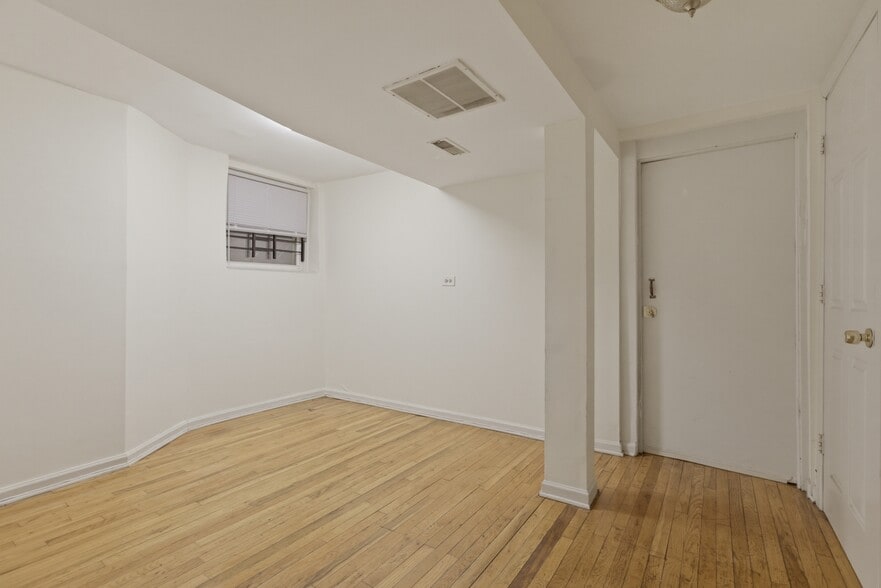 Building Photo - 5120 N Kenmore Ave