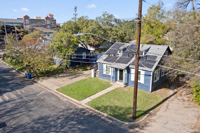 Building Photo - Cherrywood Duplex 7 Bedroom 4 Full Baths