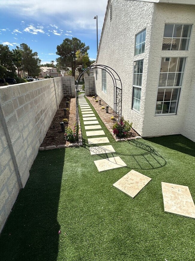 Building Photo - Updated Single Story, 2 Bedroom Home in De...
