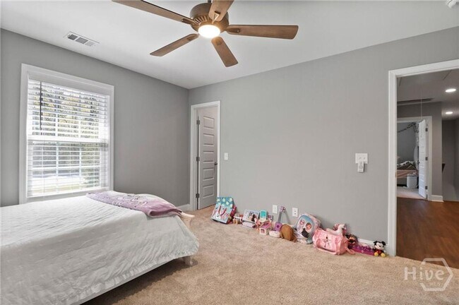 Building Photo - Perfect blend of luxury and comfort
