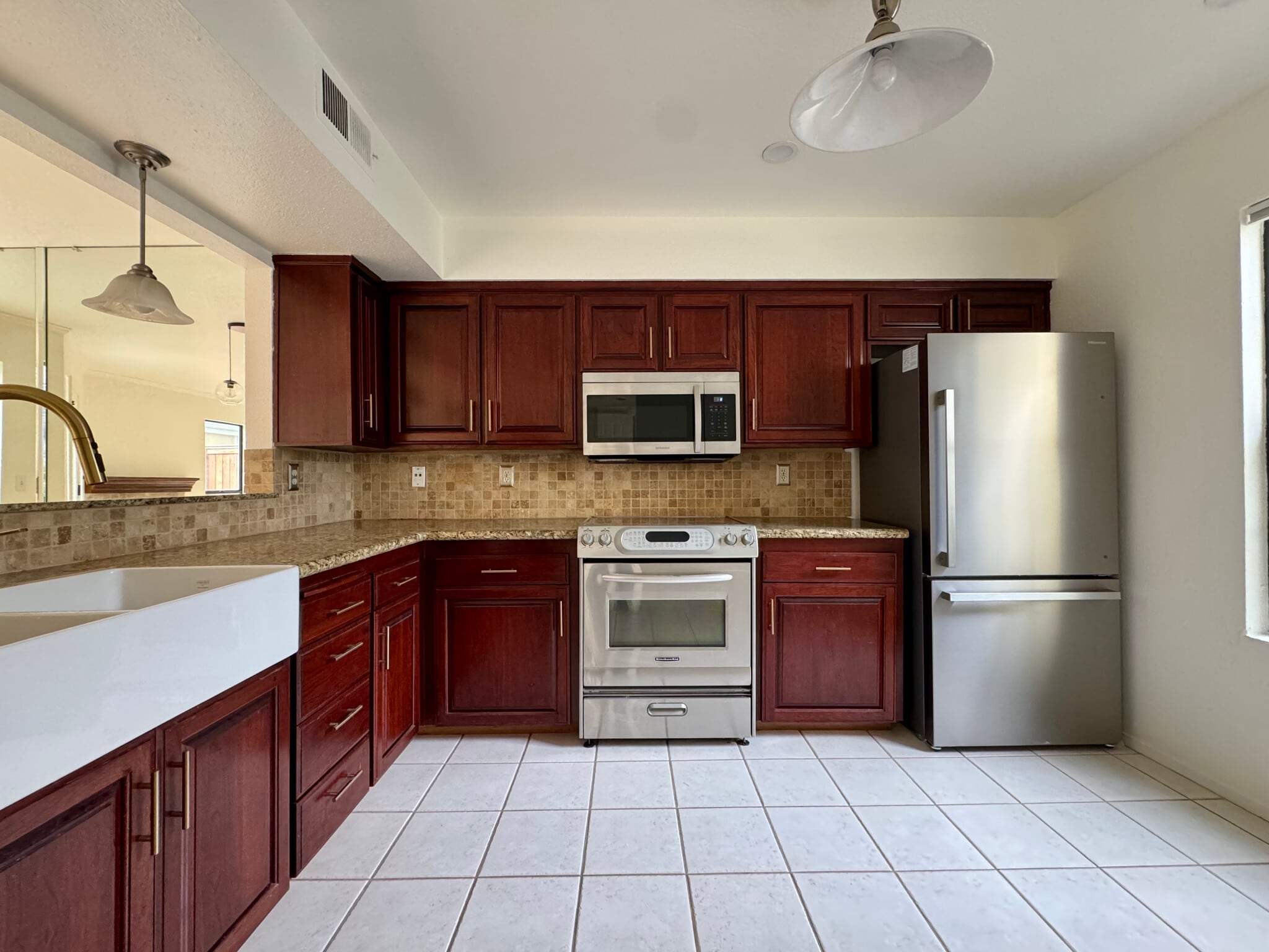Kitchen - 983 E Foxhill Dr