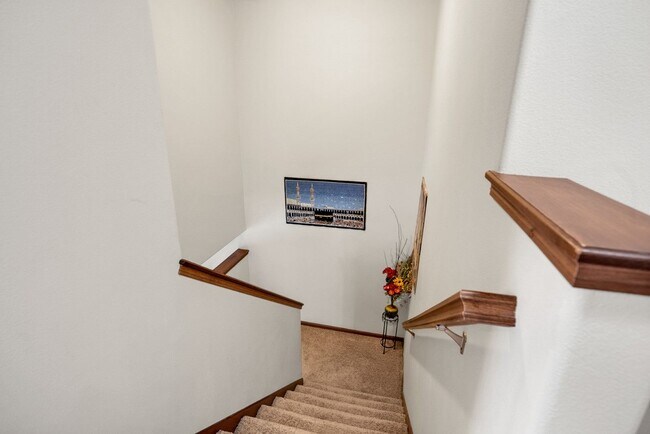 Building Photo - Luxury Iowa City townhouse close to UIHC and Kinnick