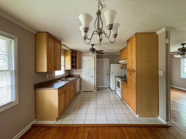 Building Photo - Charming 3 Bed 2 Bath Fayetteville Home with Fenced Yard