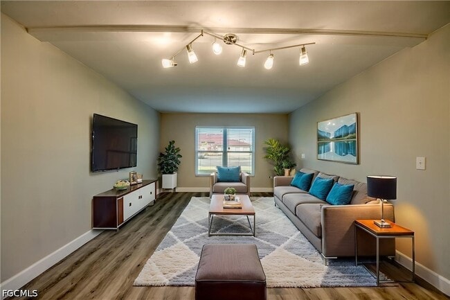 Building Photo - 2526 SE 16th Pl