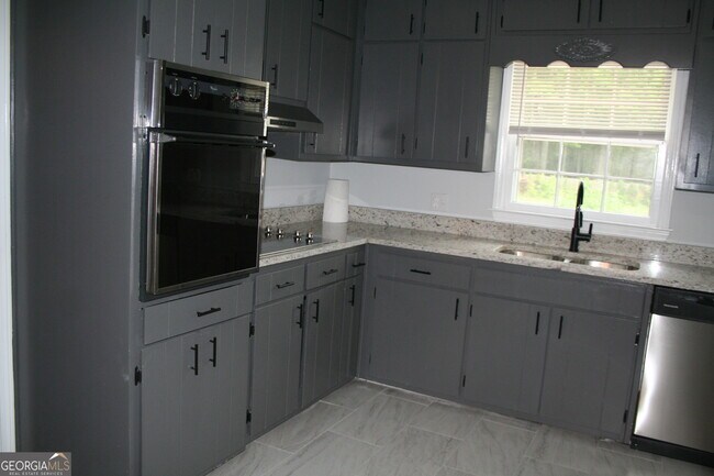 Building Photo - 2075 Pinewood Dr