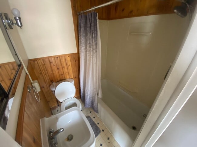 Building Photo - AVAILABLE May 1st - 1 Bed 1 Bath Upper Apt in Historic Building