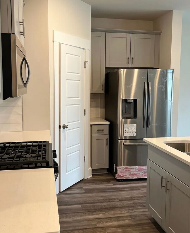 Building Photo - Desirable 3/2.5 Townhome Available Novembe...