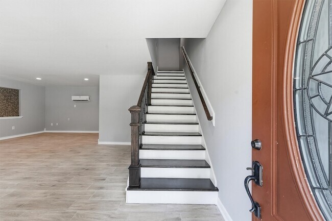 Building Photo - 15621 Northland Dr