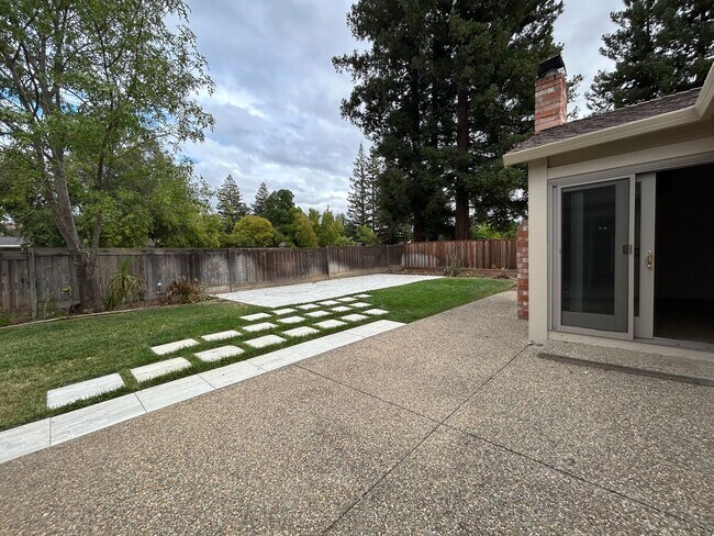 Building Photo - Spacious 4-Bedroom 2.5 Bath Single-Story H...