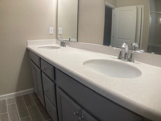 Building Photo - Stylish & Low-Maintenance Living in Oakleaf Community