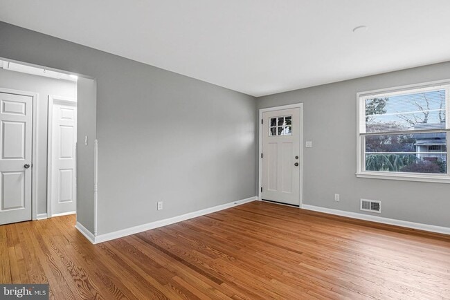 Building Photo - 617 N Wakefield St