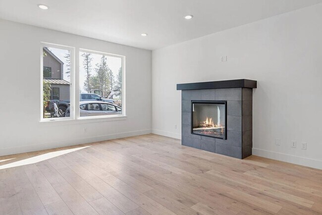 Building Photo - New Construction Townhome in SIsters
