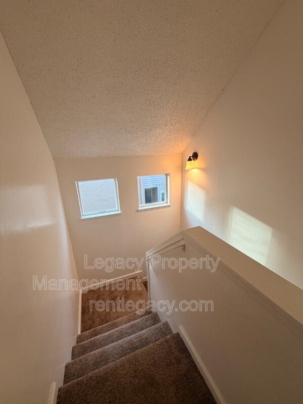 Building Photo - 1427 Bel Air Dr