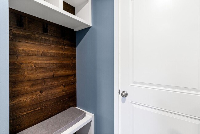 Building Photo - Now Leasing! Comfortable Family Home on Ke...