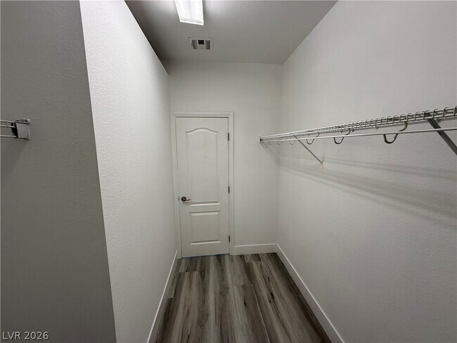 Building Photo - 5568 Jelsma Ave