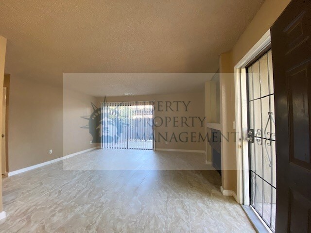 Building Photo - 1190 S Winery Ave