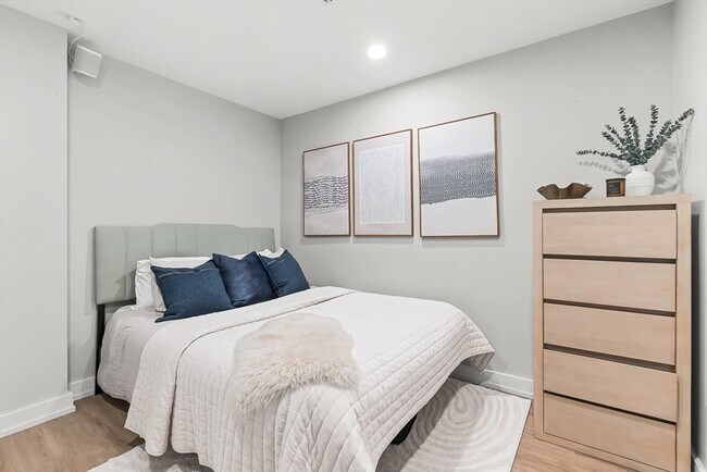 Building Photo - 300 Commercial St