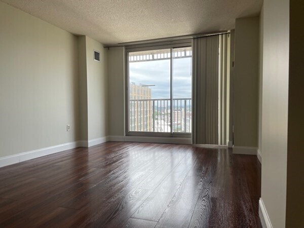 Building Photo - 8-12 Museum Way