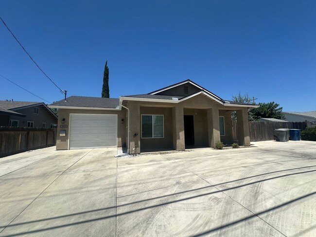 Building Photo - 3 bedroom 2 bath home for rent