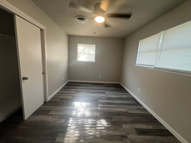 Building Photo - Recently Updated 3/2/1