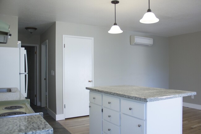 Building Photo - Super cute top level 1 bed w/ washer/dryer...