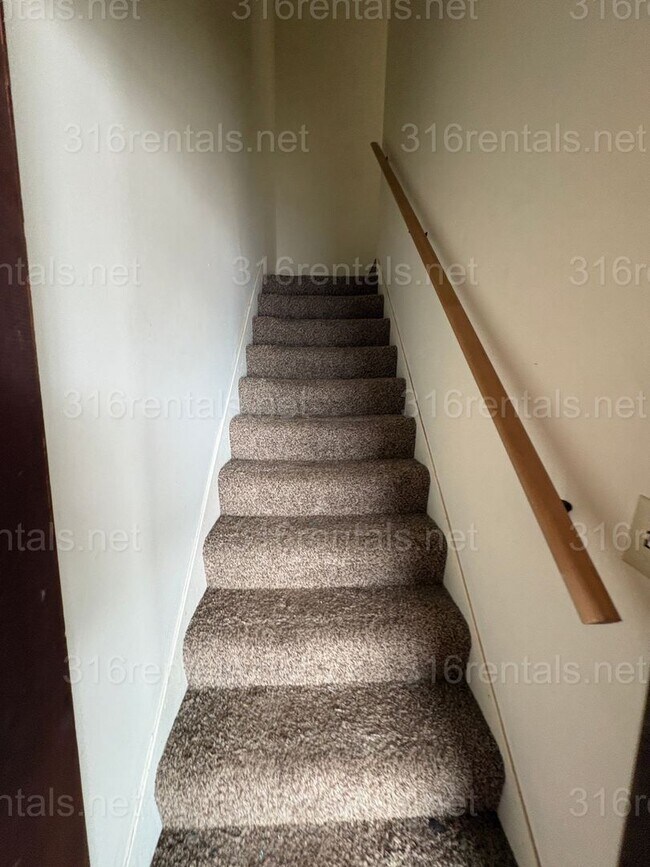 Building Photo - $775 - 2 bed 2 bath - Single Family Home