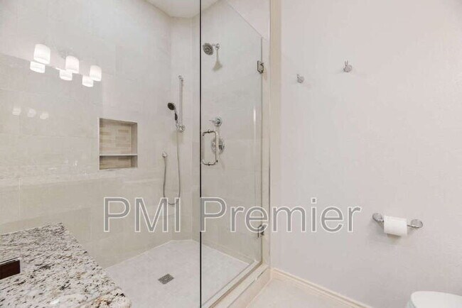 Building Photo - 321 Metropolitan Dr