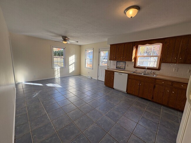 Building Photo - Spacious split level in Campell County nea...