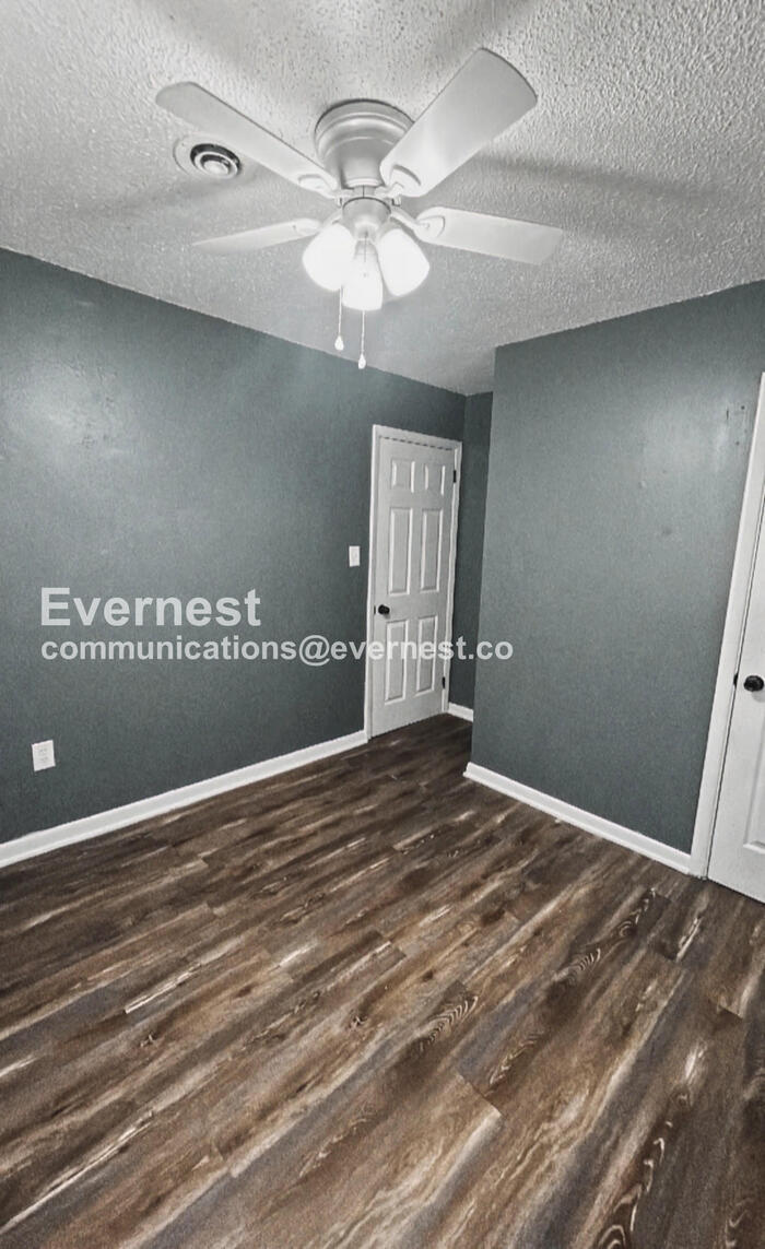 Building Photo - 4922 E Willow St