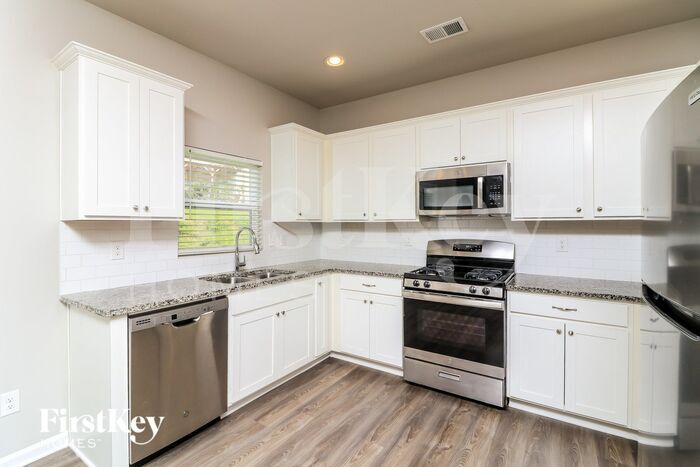 Building Photo - 210 Omega Ct