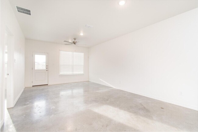 Building Photo - 624 Pacific Crest Trl