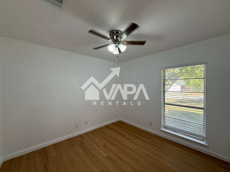 Building Photo - 1074 Honey Tree St