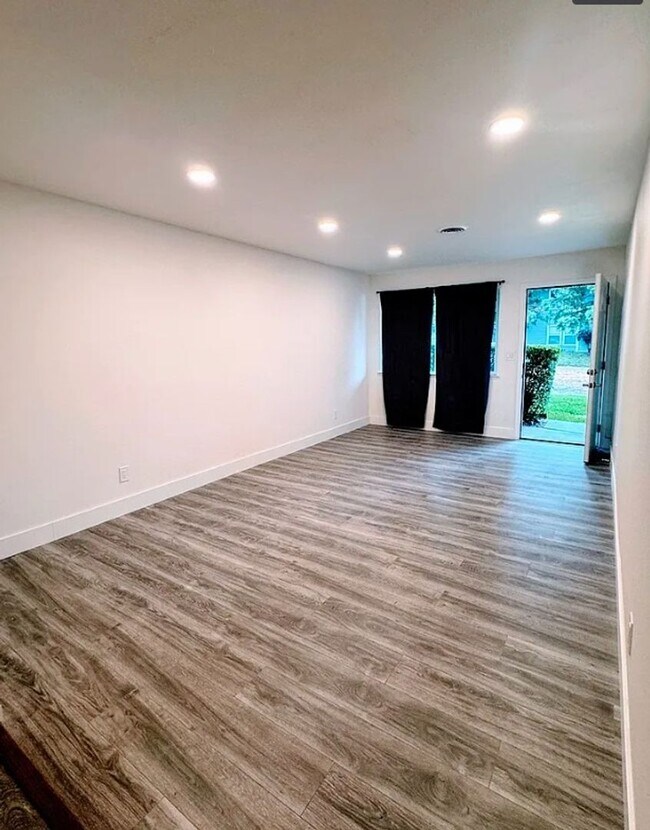 Building Photo - Charming 2BR Home w/ Remodeled Updates in Sacramento!