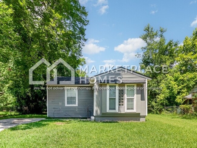 Primary Photo - 2042 Detroit St