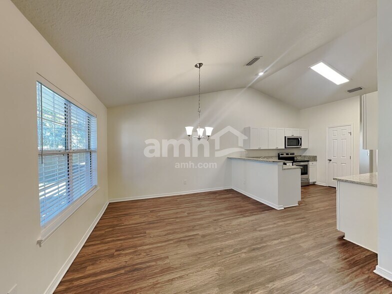 Building Photo - 3256 Silverado Cir